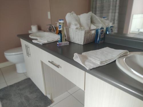 uma casa de banho com um lavatório e um balcão com toalhas em Executive Master Suite With Soaker Tub - Very Close to the Falls and Marineland em Cataratas do Niágara
