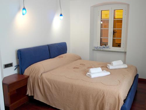 - un lit dans une chambre avec 2 serviettes dans l'établissement Casa Clo' by Holiday World, à Gênes