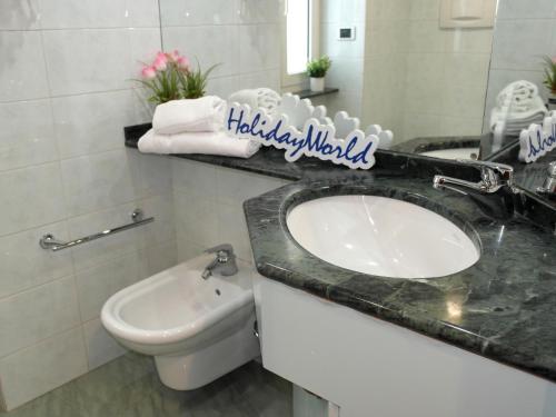 La salle de bains est pourvue d'un lavabo et de toilettes. dans l'établissement Casa Clo' by Holiday World, à Gênes