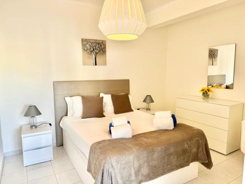 een slaapkamer met een groot bed in een kamer bij Apartment Algarve - Beach Front - Free Wifi - Air Con in Armação de Pêra