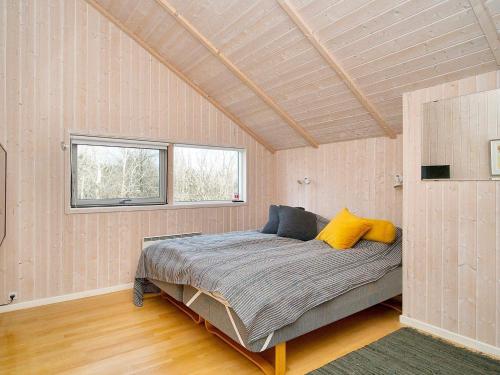 una camera con un letto in una stanza con una finestra di Holiday home Asnæs V ad Asnæs