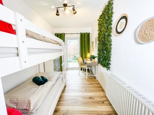 a bedroom with bunk beds and a desk at Landhaus beim Knoops Park in Bremen
