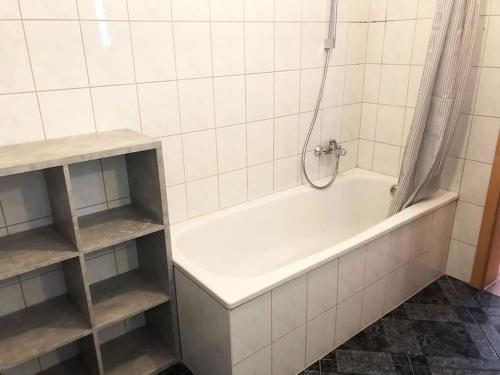 Das Bad ist mit einer Badewanne mit einer Dusche ausgestattet. in der Unterkunft Apartment in Innenstadt Bielefeld in Bielefeld