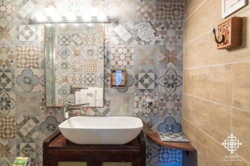 a bathroom with a sink and a mirror at Casa Sophia in Siracusa