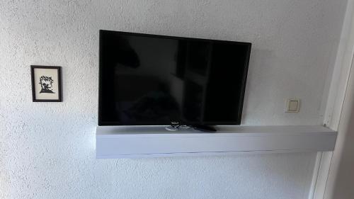 Elle comprend une télévision à écran plat suspendue au mur. dans l'établissement Fortuna, à Banja Luka