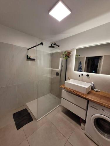 une salle de bain avec douche et lavabo dans l'établissement Gounod - Spacieux T2 - idéal pour couple, à Nice