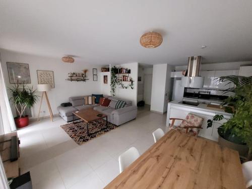 un salon avec une table et un canapé dans l'établissement Gounod - Spacieux T2 - idéal pour couple, à Nice