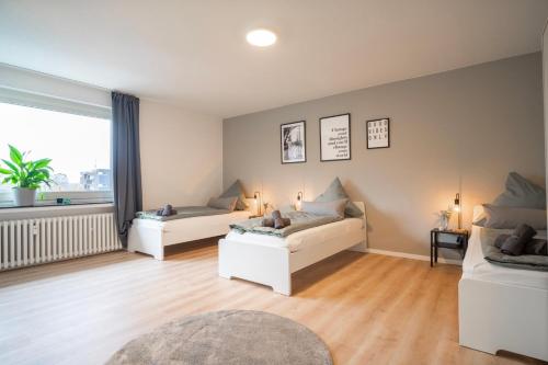 una sala de estar con 2 sofás y una ventana grande en Juno - #1 Terrassen-Apartment, Netflix, WLAN, en Bottrop