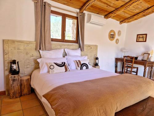 sypialnia z dużym łóżkiem w pokoju w obiekcie Ranch Campo Palombaggia w mieście Porto-Vecchio