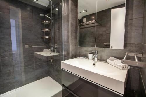 une salle de bain avec un lavabo, une douche et un miroir dans l'établissement Comfort 6 People Apartment by Connexion, à Cannes