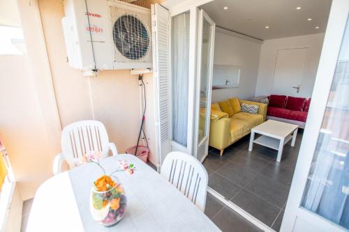 un salon avec une table, des chaises et un canapé dans l'établissement Comfort 6 People Apartment by Connexion, à Cannes