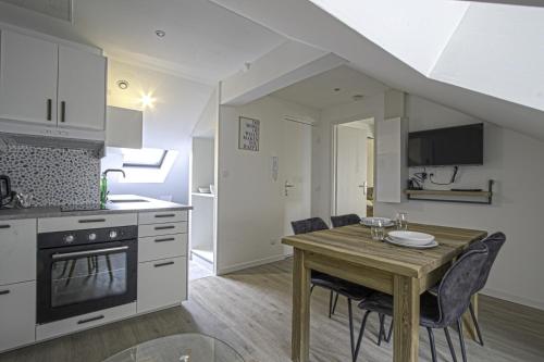 une cuisine et une salle à manger avec une table et des chaises dans l'établissement F2 hypercentre - Proche gare - WIFI gratuite, au Havre