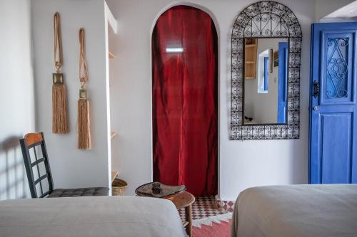 Postel nebo postele na pokoji v ubytování Riad Dar Sarah