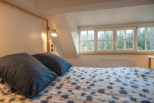 - une chambre avec un lit et 2 oreillers dans l'établissement Le Galion, maison avec jardin et parking, à Saint-Valery-sur-Somme