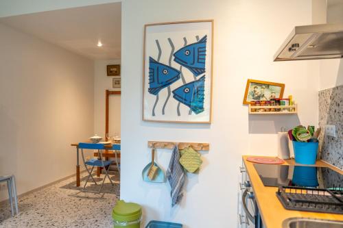 une cuisine avec un tableau mural dans l'établissement Le Galion, maison avec jardin et parking, à Saint-Valery-sur-Somme