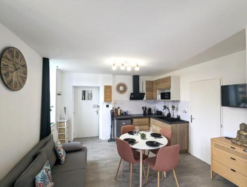 Η κουζίνα ή μικρή κουζίνα στο Bel Appartement Meximieux Centre Ville 2 chambres