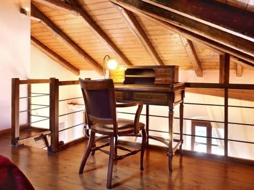 un piano antiguo en una habitación con silla en Lousiou Nymphes escape suites en Dhimitsana