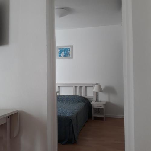 une chambre avec un lit et une table avec une lampe dans l'établissement RESIDENCE L'ILE D'OR, à La Londe-les-Maures