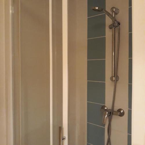 une douche dans une salle de bain avec une porte vitrée dans l'établissement RESIDENCE L'ILE D'OR, à La Londe-les-Maures