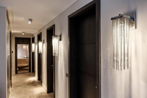 a hallway with a chandelier on the wall at Strandhaus-Ocean in Hörnum