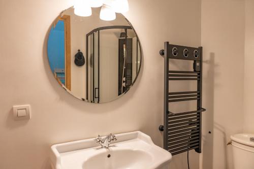 une salle de bain avec un lavabo et un miroir dans l'établissement Le Galion, maison avec jardin et parking, à Saint-Valery-sur-Somme