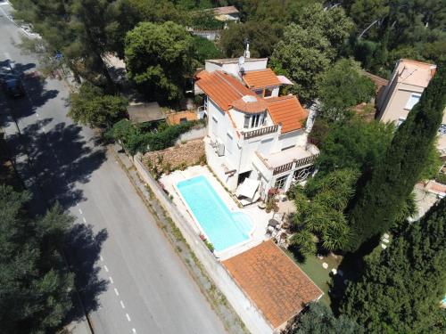una vista aérea de una casa con piscina en Villa Lysa, en La Garde