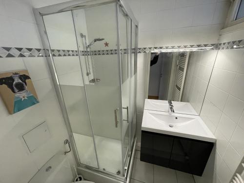 y baño con ducha y lavamanos. en Apartment am Meer, en Sierksdorf