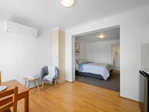 Postel nebo postele na pokoji v ubytování Kalisti Suites - Kamari Suite