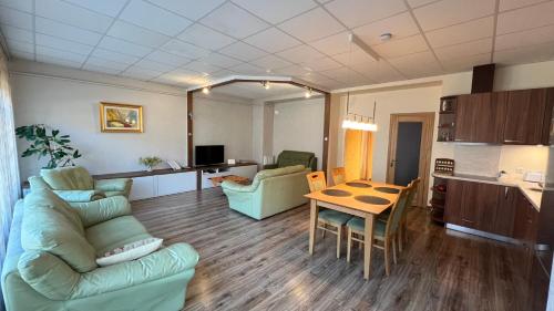 een woonkamer met een bank en een tafel bij RIGA street Apartments 54 in Valmiera