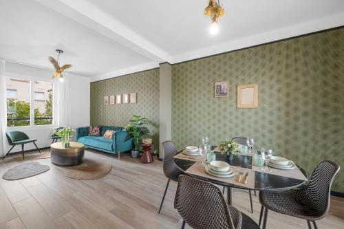 un salon avec une table, des chaises et un canapé dans l'établissement Jessicannes - COOPER - 3 chambres - Central, spacieux, terrasse, à Cannes
