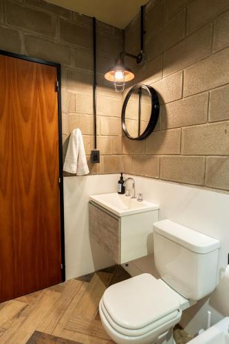 a bathroom with a white toilet and a sink at Grooklyn - Dpto Temporales con cochera gratis in Rosario