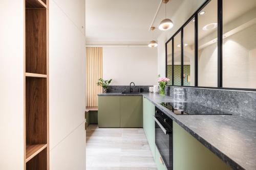 - une cuisine avec un grand comptoir et un évier dans l'établissement Jessicannes - COOPER - 3 chambres - Central, spacieux, terrasse, à Cannes