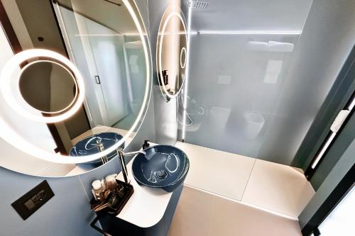 Amamare Luxury Room في جوليانوفا: حمام مع حوض ومرآة