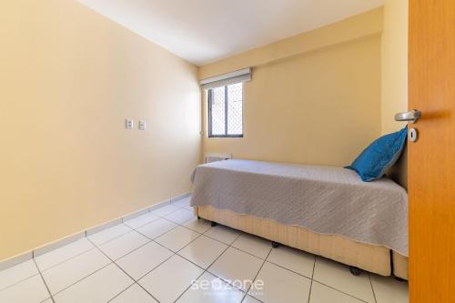 เตียงในห้องที่ Apto com piscina bem localizado em Maceió LTS1003