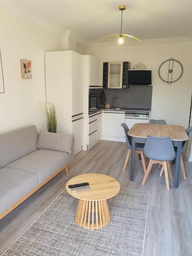 un salon avec un canapé et une table dans l'établissement Raffinement proche Grenoble Centre, à Grenoble