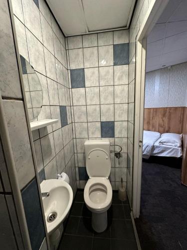 a small bathroom with a toilet and a sink at Flex-Inn in Rotterdam