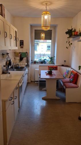 una cucina con tavolo e un soggiorno di Zimmer in zentraler Lage / Room near downtown a Würzburg