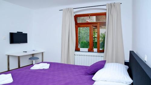 Un pat sau paturi într-o cameră la Luky city center Zagreb, Jazz Apartments