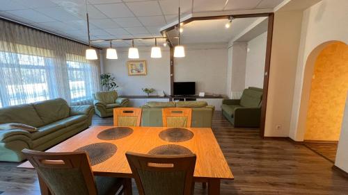 ein Wohnzimmer mit einem Tisch und einem Sofa in der Unterkunft RIGA street Apartments 54 in Valmiera
