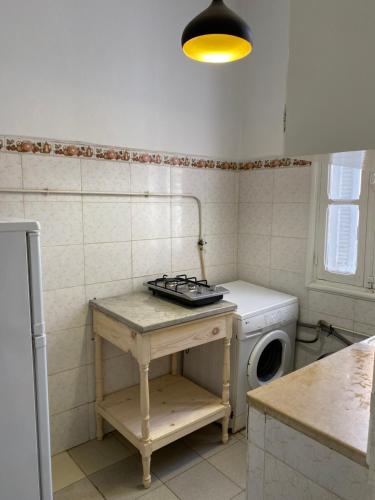 eine Küche mit einer Waschmaschine und einer Waschmaschine in der Unterkunft Tunis Lafayette in Tunis