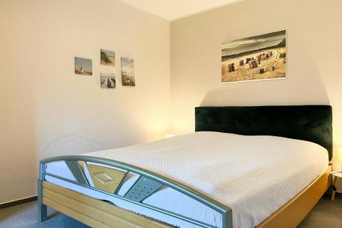 Dormitorio pequeño con cama con visor en Hanse-Hof Wohnung 05, en Boltenhagen
