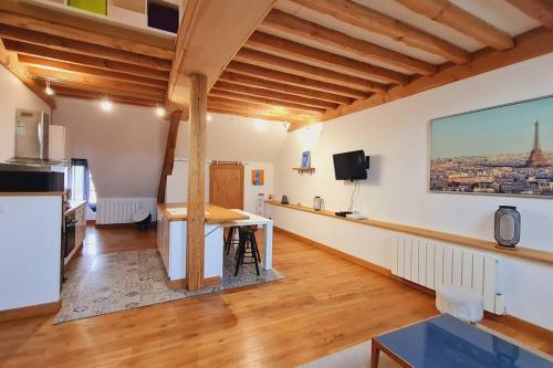 un salon avec une cuisine et une table dans l'établissement COSY + COOL BURGUNDY, à Beaune