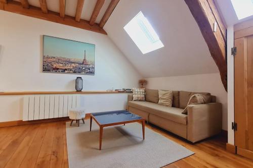 un salon avec un canapé et une table dans l'établissement COSY + COOL BURGUNDY, à Beaune