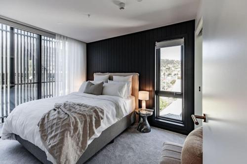 een slaapkamer met een groot bed en een groot raam bij Al Fresco Living apartment in Launceston in Launceston