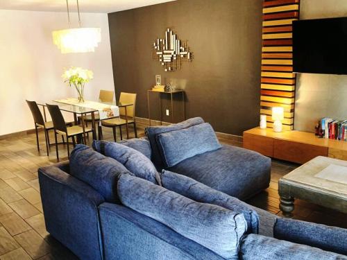 sala de estar con sofá azul y mesa en ¡Cómodo departamento con la mejor ubicación!, en Tijuana