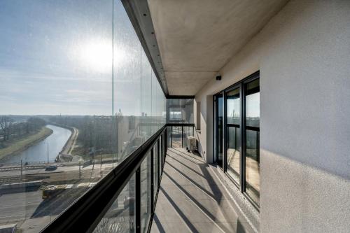 Exclusive River View Apartment with Balcony & FREE GARAGE by Renters Prestige tesisinde bir balkon veya teras