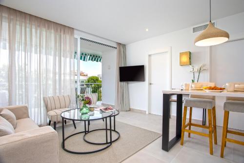 uma sala de estar com um sofá e uma mesa em Genteel Home Ricardo Soriano em Marbella