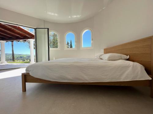 1 dormitorio blanco con 1 cama grande y ventanas en Las Estrellas, en Mijas