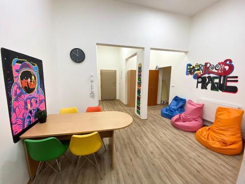 um quarto com uma mesa e algumas cadeiras coloridas em Pop Art Rooms em Praga