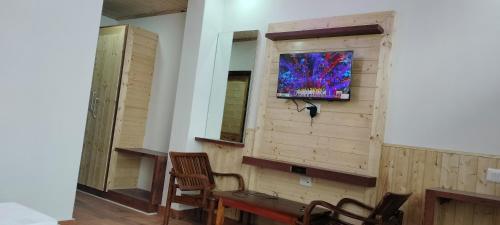 Grand Kailash Khajjiar tesisinde bir televizyon ve/veya eğlence merkezi